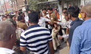 गोविंदपुर के दो मतदान केंद्र पर धक्का मुक़्क़ी के बाद हंगामा, पुलिस ने संभाला मोर्चा