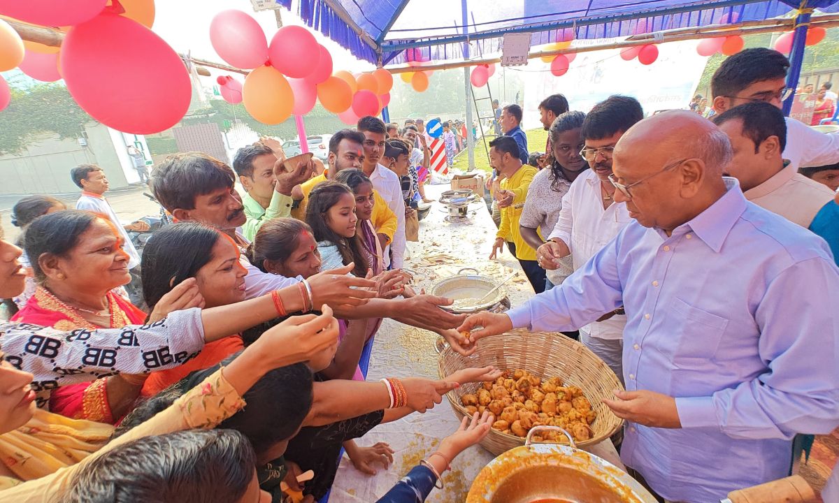 सरयू राय ने विभिन्न घाटों पर प्रसाद-नाश्ता वितरण में हाथ बंटाया