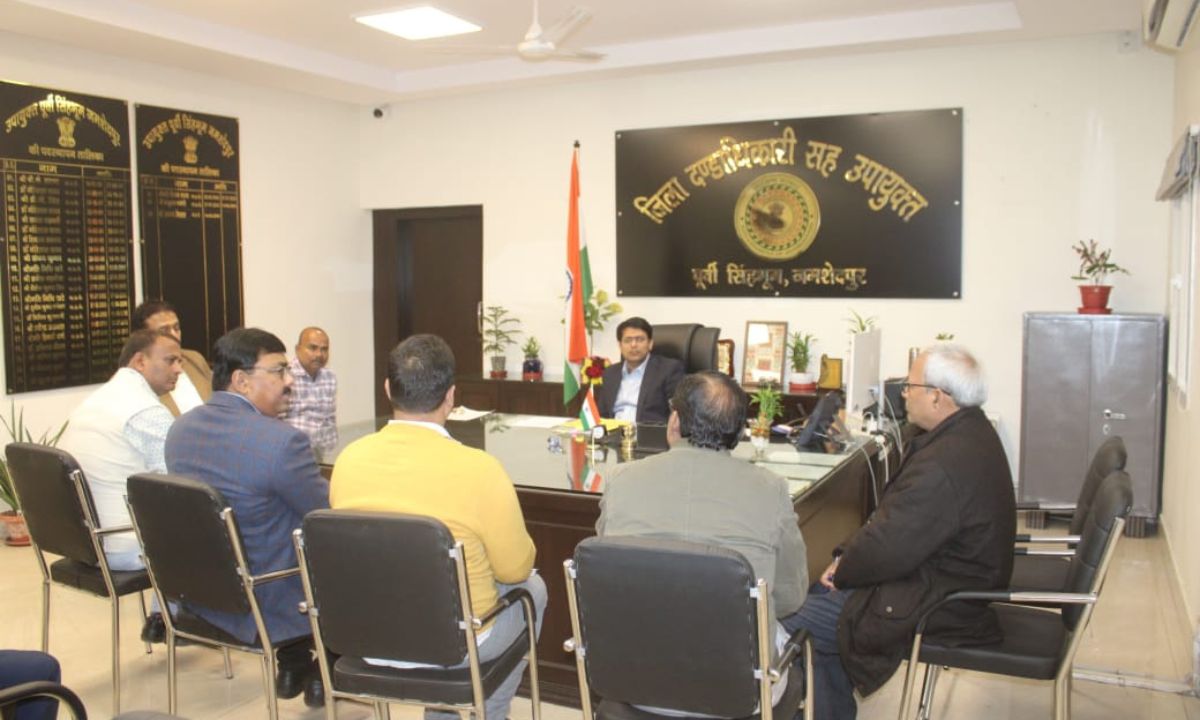 गोविंदपुर खासमहल सड़क और गोविंदपुर जलापूर्ति योजना को लेकर मंगल कालिंदी मिले उपायुक्त से