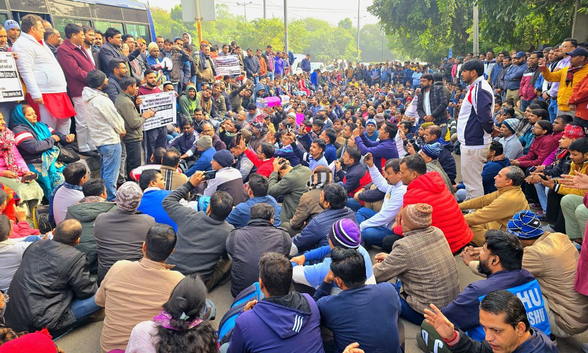 गेस्ट टीचर्स ने चंदगी राम अखाड़ा पर किया जोरदार विरोध