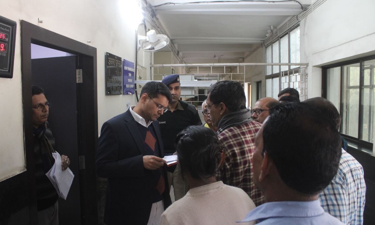 जिला दण्डाधिकारी सह उपायुक्त ने जनता दरबार में सुनी आमजनों की समस्याएं