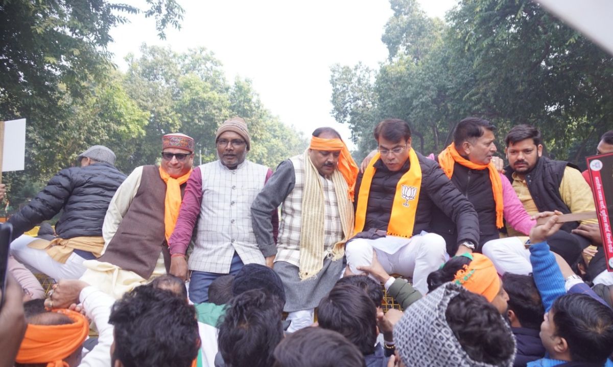 दिल्ली भाजपा पूर्वांचल मोर्चा ने केजरीवाल आवास के बाहर किया विरोध प्रदर्शन