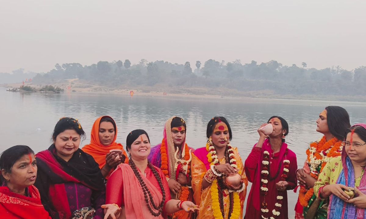 दुमुहनी में किया स्नान और प्रयागराज से लाए त्रिवेणी के जल का भक्तों पर किया छिड़काव