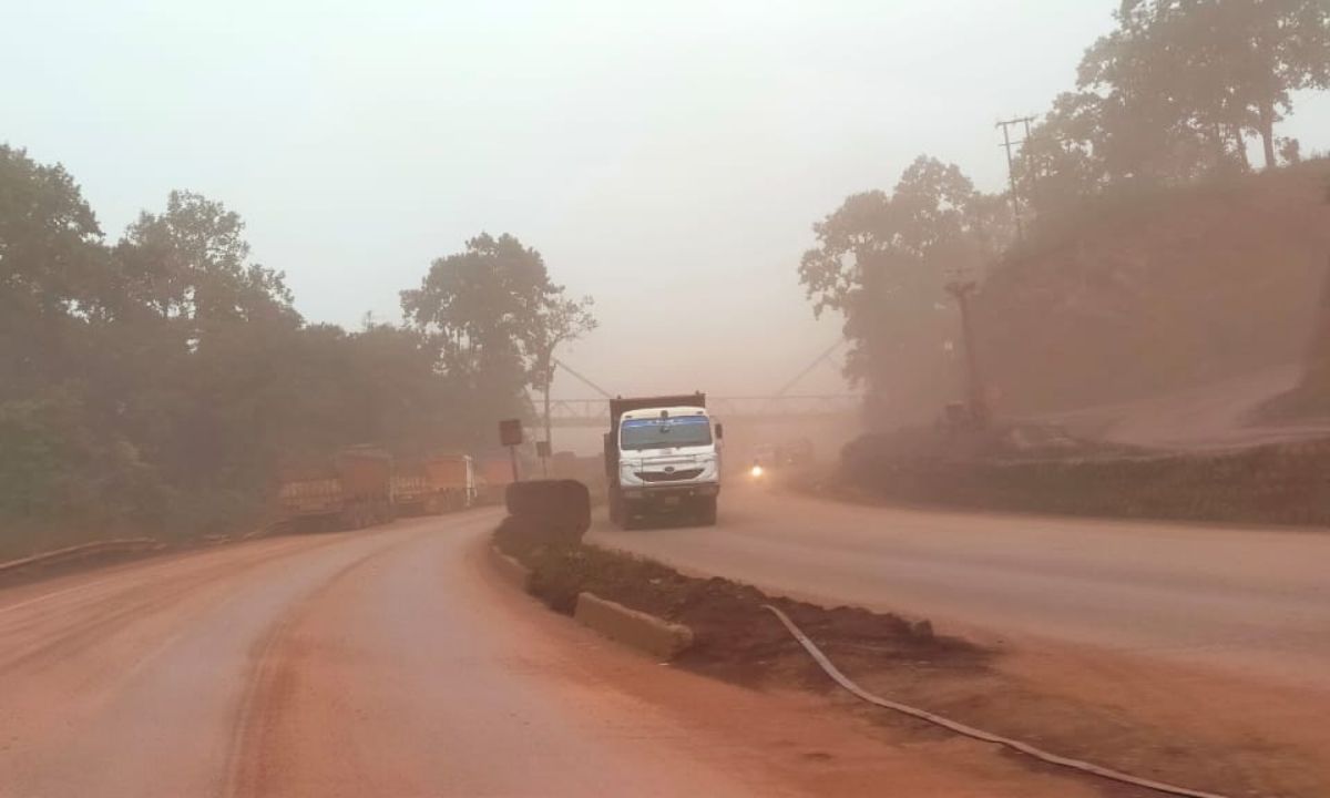 रूगुडीह थाना क्षेत्र अंतगर्त राष्ट्रीय राजमार्ग 520 के मुख्य मार्गो पर उड़ते डस्ट