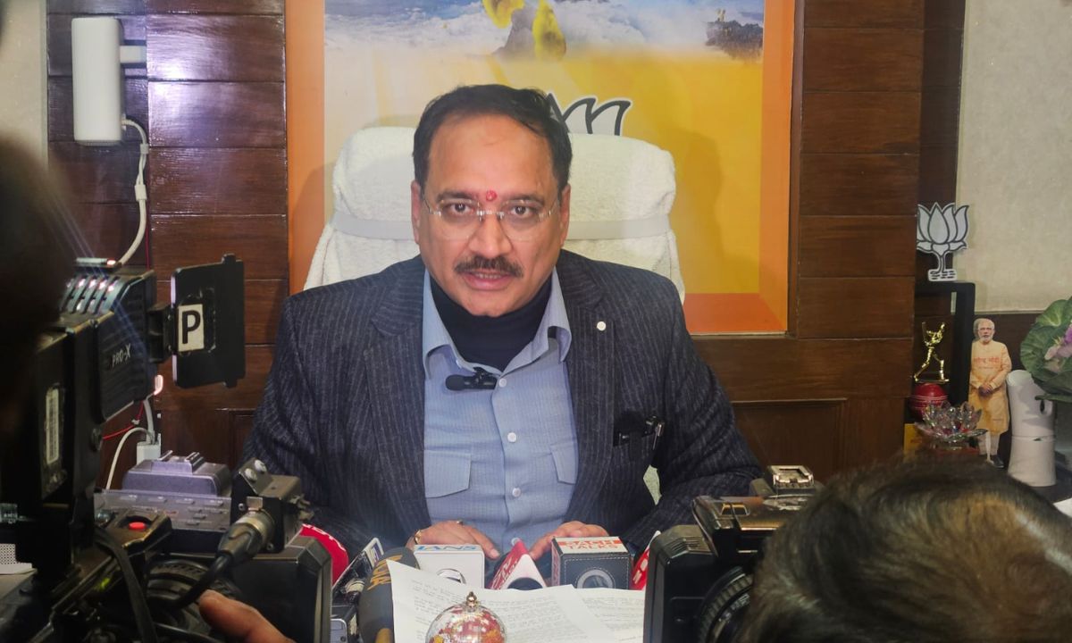 "वाई आर यू ड्रेगिंग योर फीट फ्रॉम डिस्कशन" बेहद गम्भीर