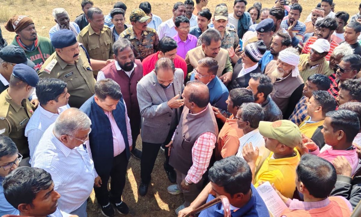 सांसद विद्युत वरण महतो ने दक्षिण पूर्व रेलवे के महाप्रबंधक से की मुलाकात