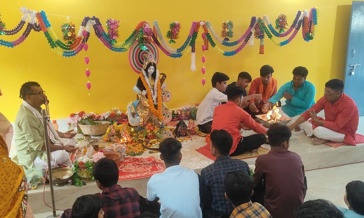 जेवियर पब्लिक स्कूल डोरकासाई में मना सरस्वती पूजा