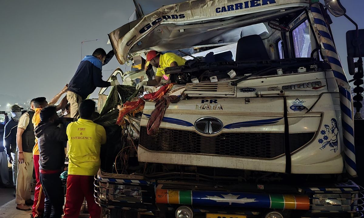 जोड़ा के फ्लाईओवर पर हाईवा और ट्रेलर में सीधी टक्कर