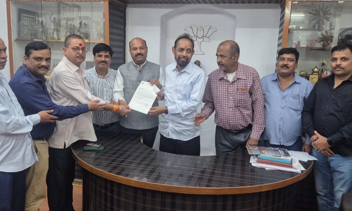 टाटा से बलिया प्रतिदिन सीधी ट्रेन की सांसद को सौंपा माँग पत्र