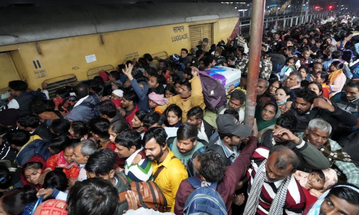 दिल्ली भगदड़- तीन सरकारी बयान, उलझी जांच