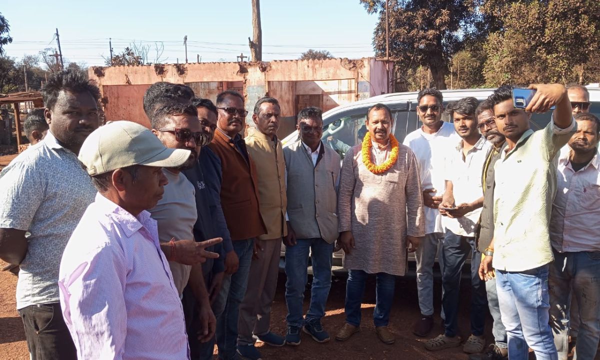 बड़ा जामदा स्थित झारखंड मजदूर युनियन के कार्यालय में झारखंड सरकार के मंत्री दीपक बिरूवा