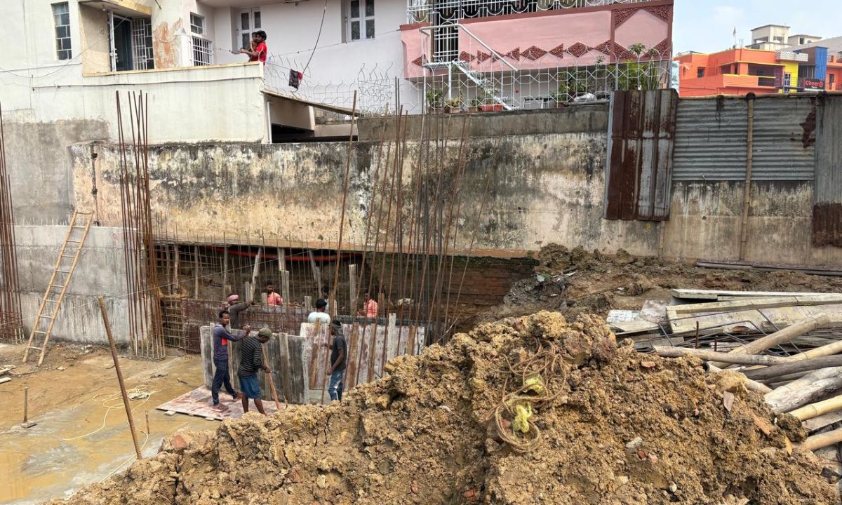 बिल्डर की लापरवाही – बगल वाले घर की पार्किंग के नीचे में खोदा गड्ढा