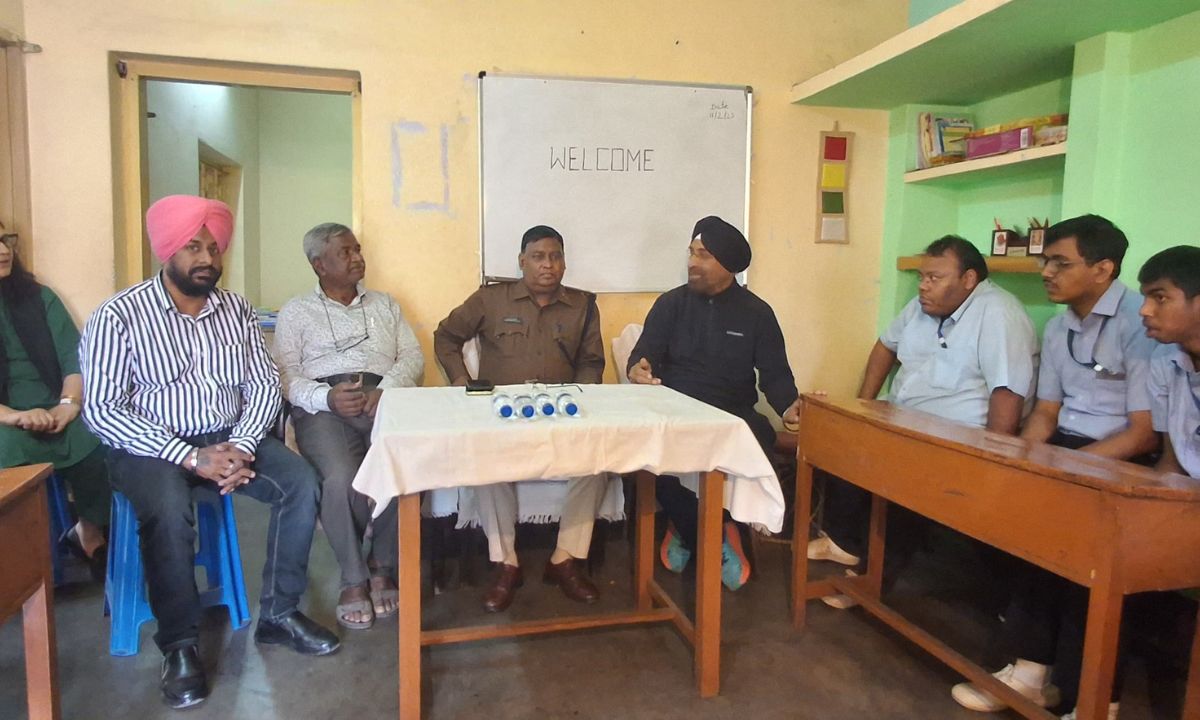 सोनारी थाना प्रभारी कुमार सरयू आनंद ने औचक निरीक्षण के दौरान संस्था जीविका पहुंचे