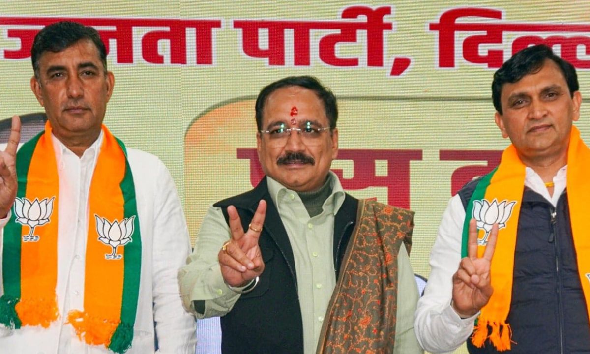 दिल्ली में AAP के 3 पार्षद भाजपा में शामिल हुए