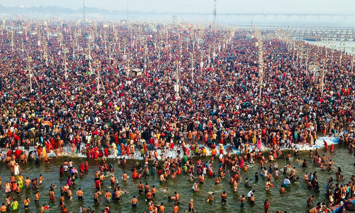 महाकुंभ-वीकेंड पर भीड़, 10 किमी पैदल चलना पड़ रहा