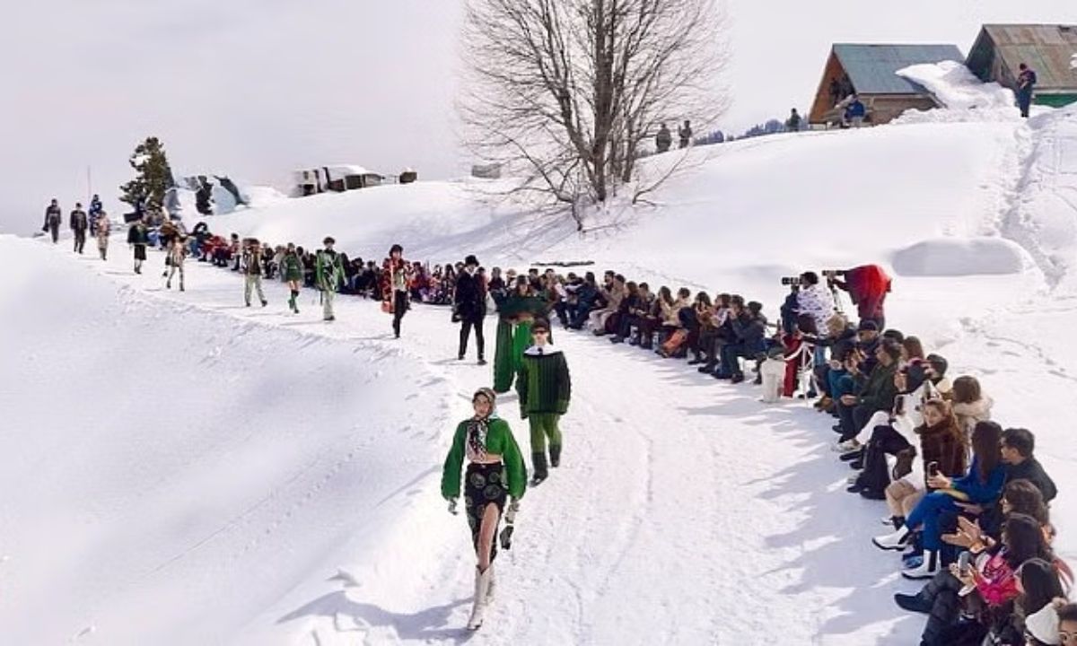 गुलमर्ग में मॉडल्स ने खुले में रैंप वॉक किया