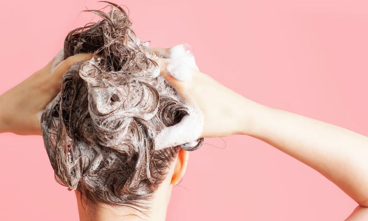 ठंडा या गर्म कैसे पानी से बाल धोना सही