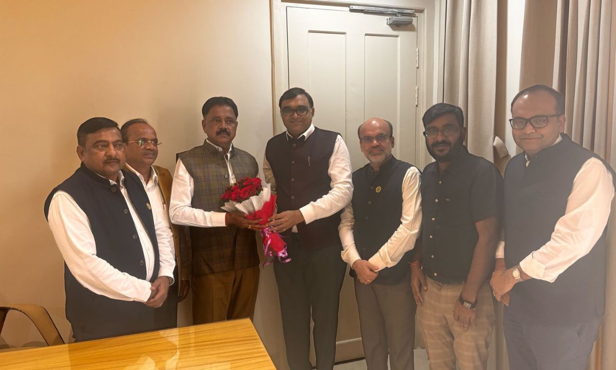 सिंहभूम चैम्बर का प्रतिनिधिमंडल पर्यटन मंत्री सुदिव्य कुमार से मिला