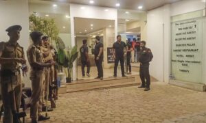 कुणाल कामरा एकनाथ शिंदे विवाद LIVE: ‘देशद्रोही’ विवाद के बीच, BMC अधिकारियों ने मुंबई स्टूडियो में तोड़फोड़ शुरू कर दी, जहां कामरा ने शो की शूटिंग की थी