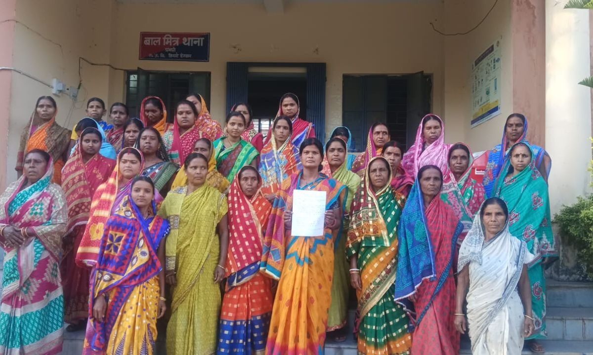 राजनगर चंगुआ के महिलाओं ने अवैध शराब बिक्री पर रोक लगाने के लिए सौंपा आवेदन
