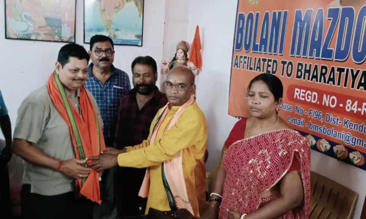 बोलानी मजदूर संघ में जुड़े नये सदस्यों का भव्य स्वागत