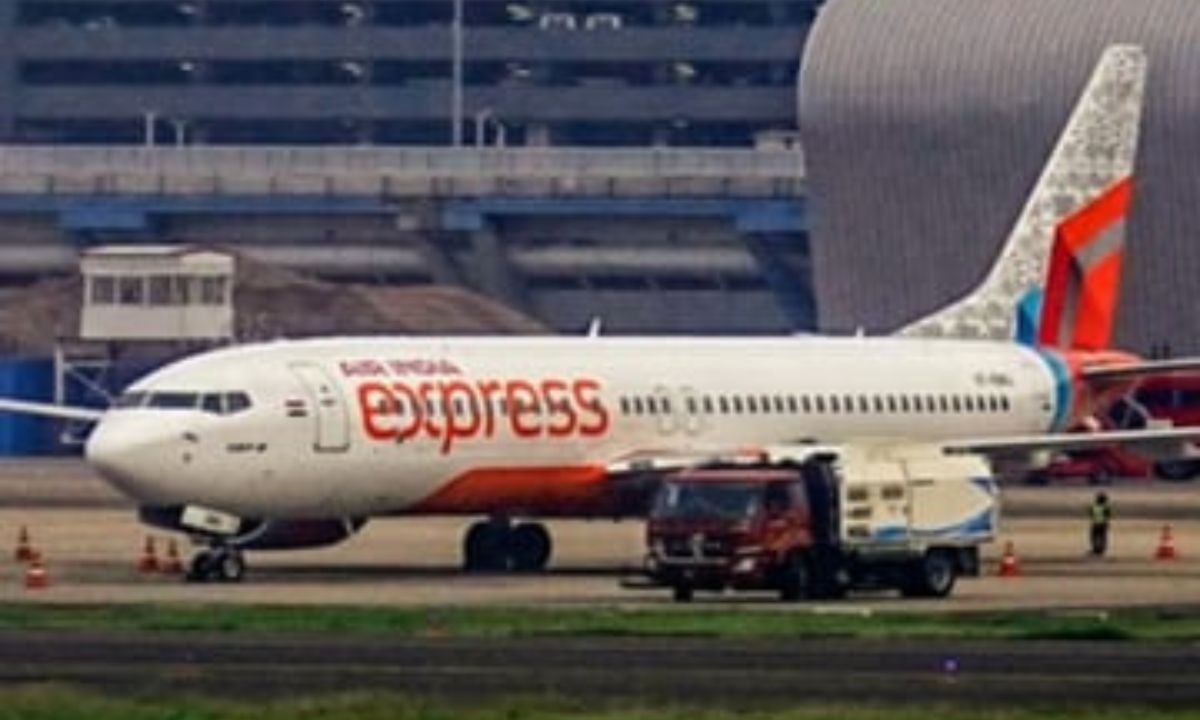 Pilot dies after landing in Delhi: