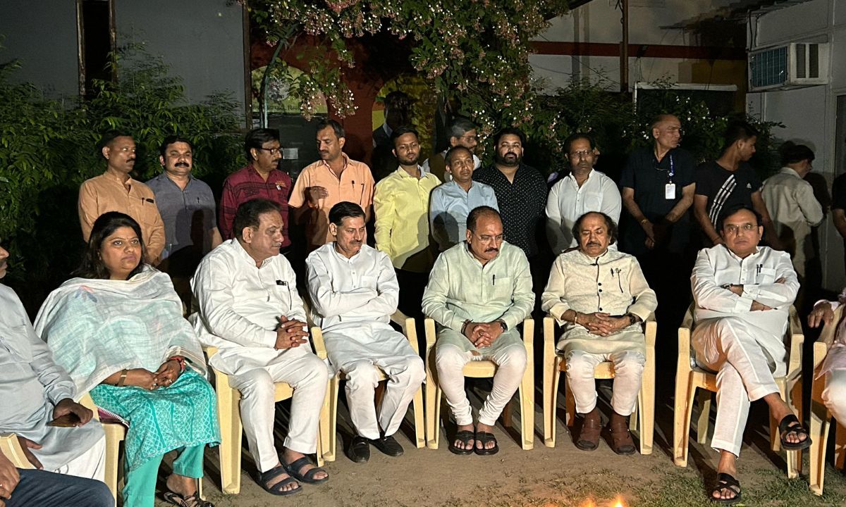 दिल्ली भाजपा अध्यक्ष एवं सभी वरिष्ठ नेताओं ने बिजली बंद कर पृथ्वी संरक्षण का संकल्प लिया