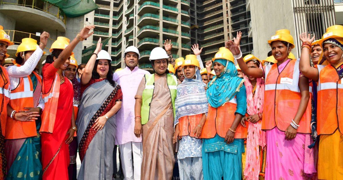 दिल्ली की मुख्यमंत्री रेखा गुप्ता श्रमिक दिवस