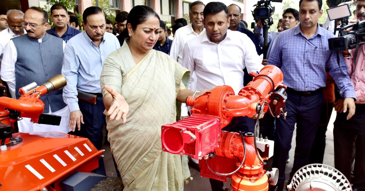 रेखा गुप्ता ने दिल्ली सचिवालय में आधुनिक अग्निशमन वाहन और फायर फाइटिंग रोबोट का निरीक्षण किया