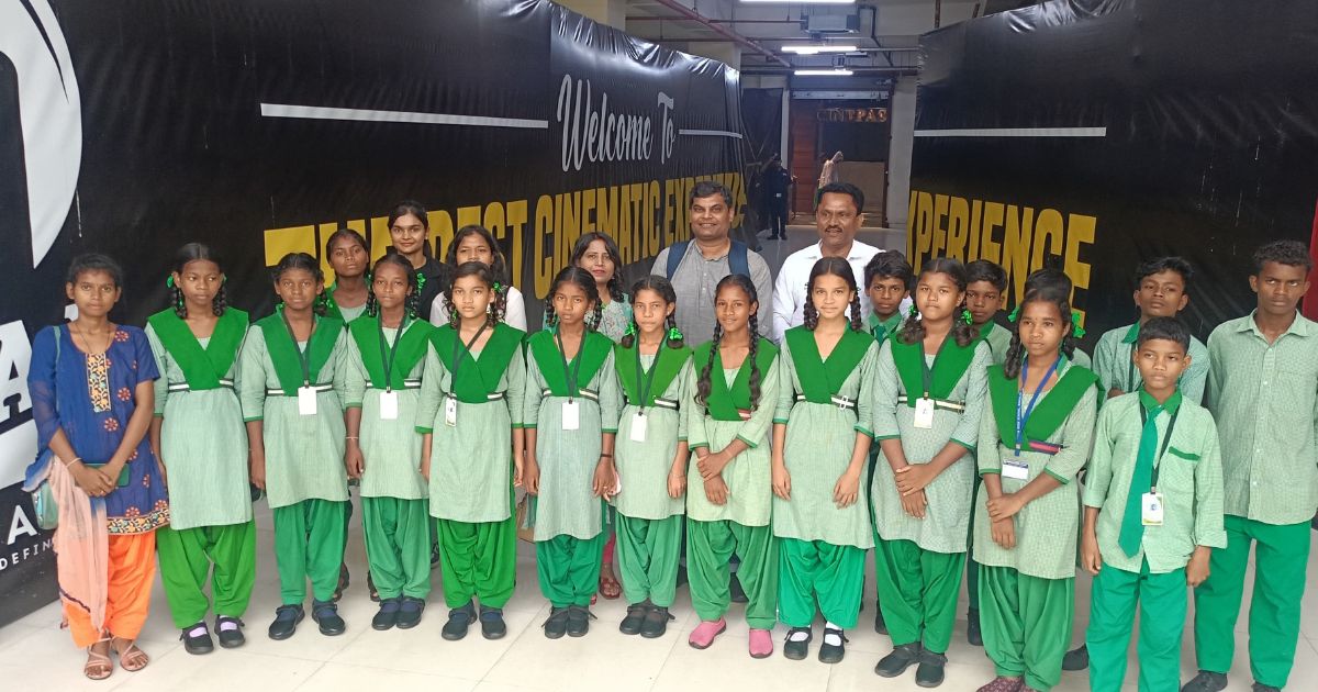 घाटशिला स्थित उत्क्रमित मध्य विद्यालय, धातकीडीह के बच्चे पहुंचे जमशेदपुर