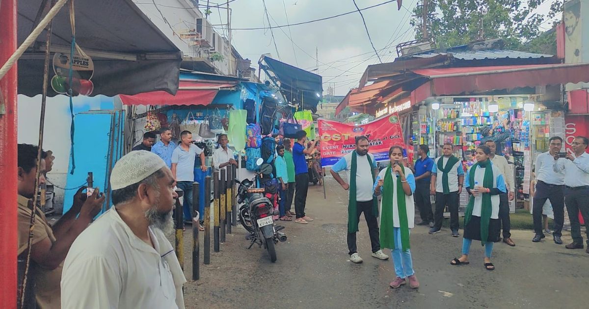 जीएसटी के 08 वर्ष पूरे होने के उपलक्ष पर बिष्टुपुर बाजार में नुक्कड़ नाटक