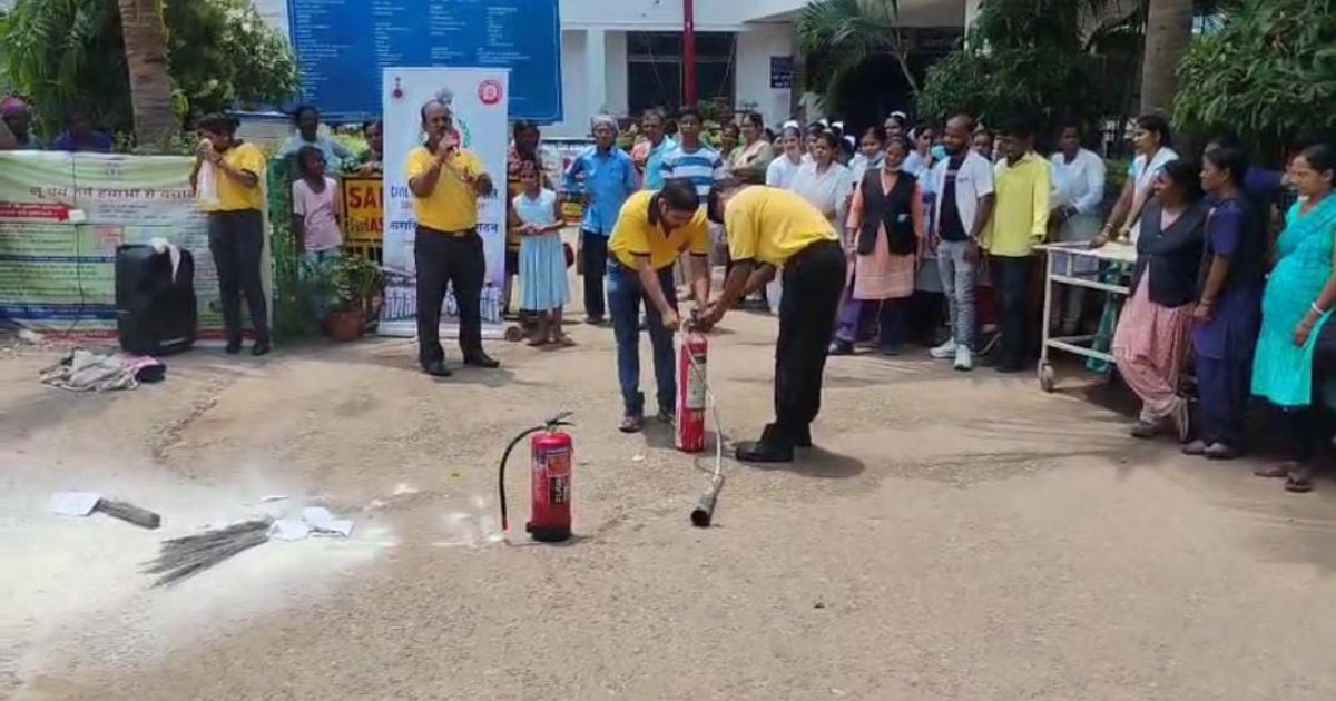 सदर अस्पताल में डाॅक्टर, नर्सों को दिया गया आग लगने पर आपदा प्रबंधन