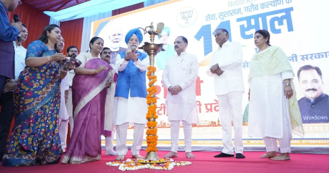 A grand exhibition was organized at the Delhi BJP office on service