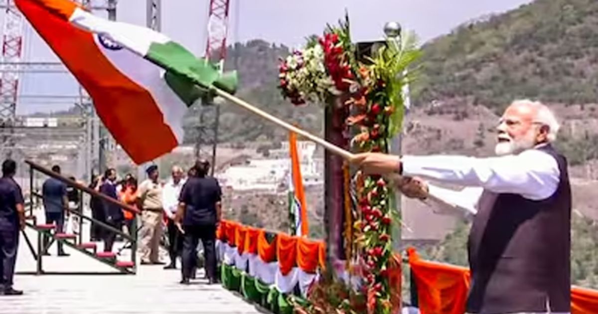 PM inaugurated the Chenab Arch Bridge by showing the tricolor