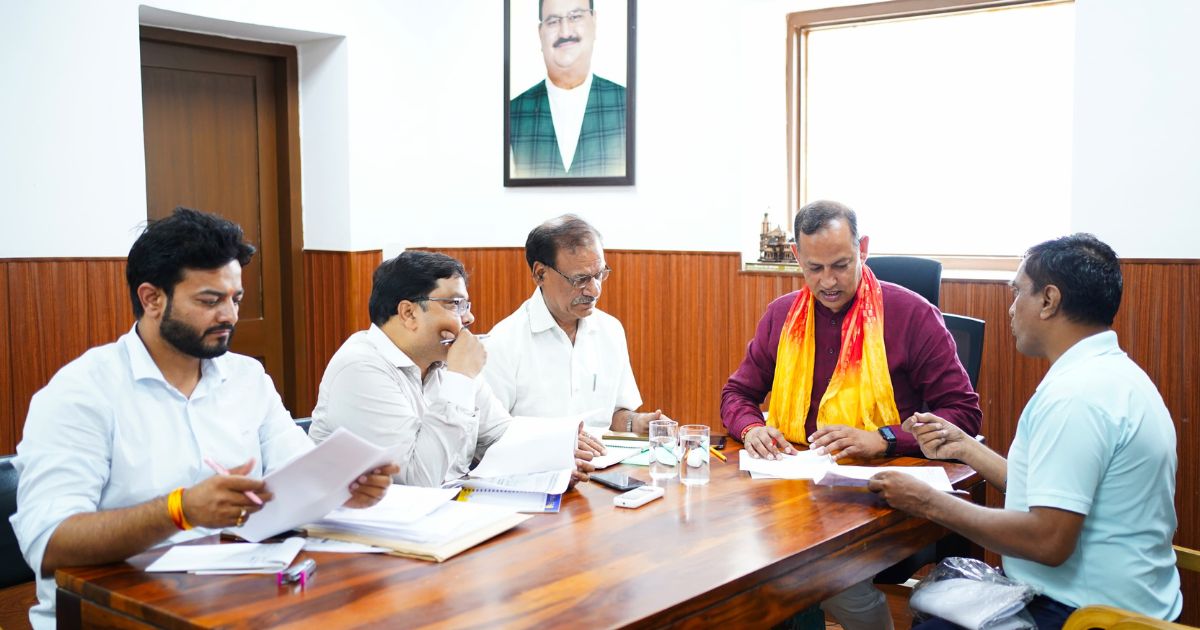 Social Welfare Minister Ravindra Indraj Singh held a public hearing at the BJP State Office