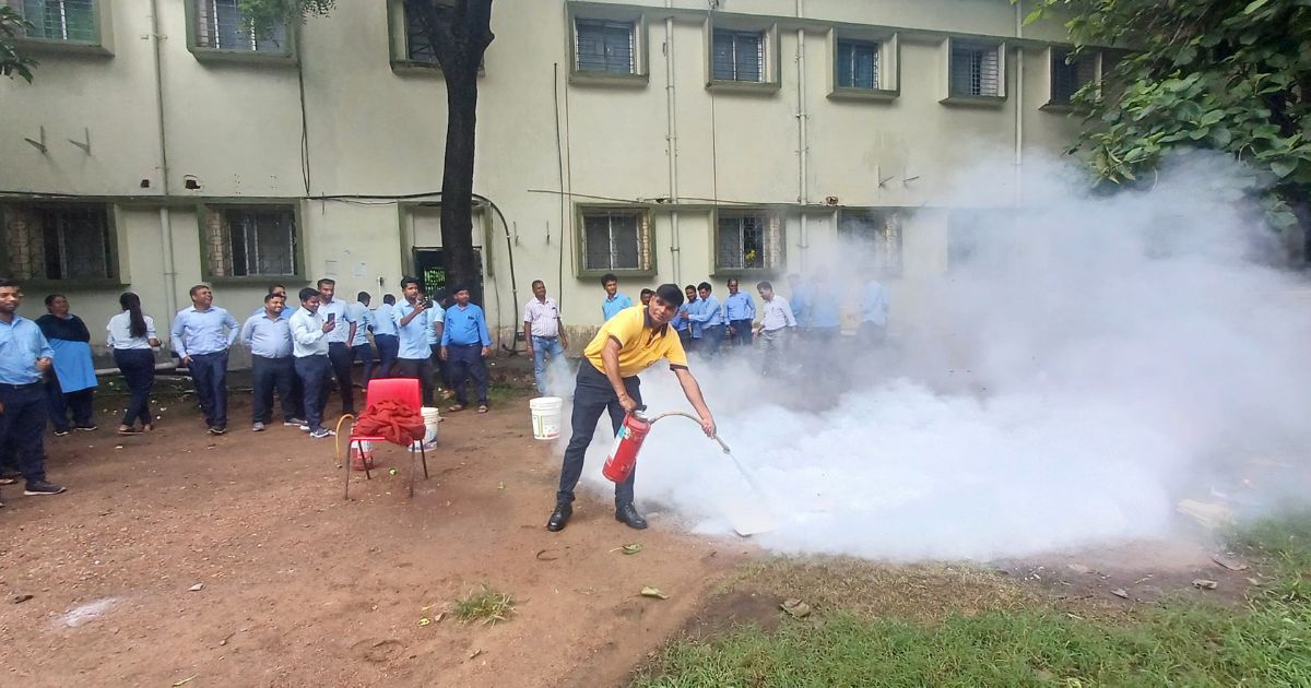 लोको पायलटों को दिया गया आग से बचाव का प्रशिक्षण