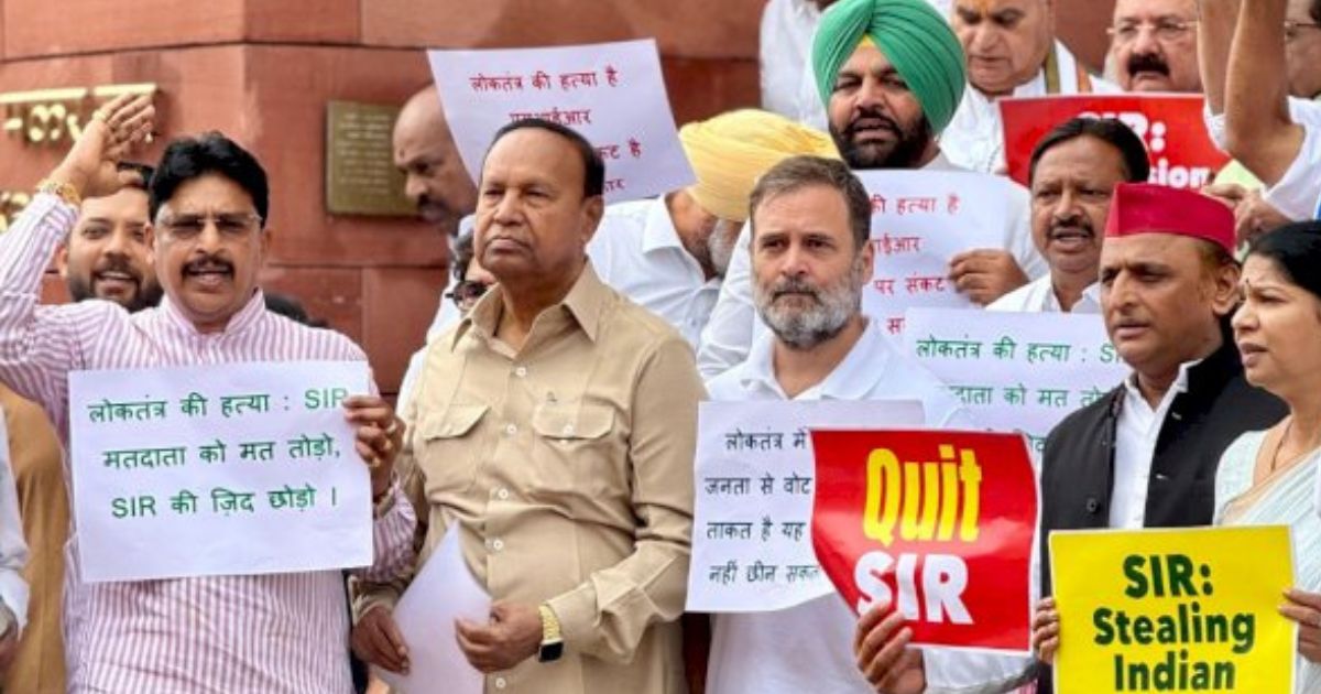 विपक्षी सांसदों का संसद में प्रदर्शन