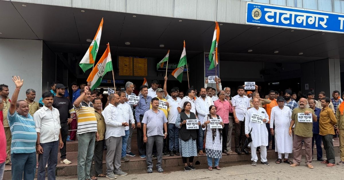 Congress protests at the station in public interest