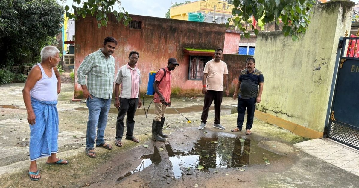 Dengue spreads in Govindpur, District Council Dr. Paritosh got anti-larvae sprayed