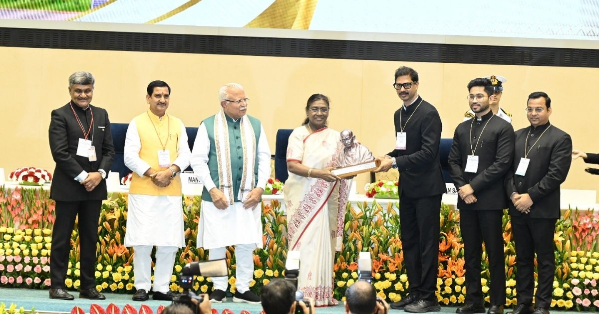 Jamshedpur gets Clean City Award, President awards it