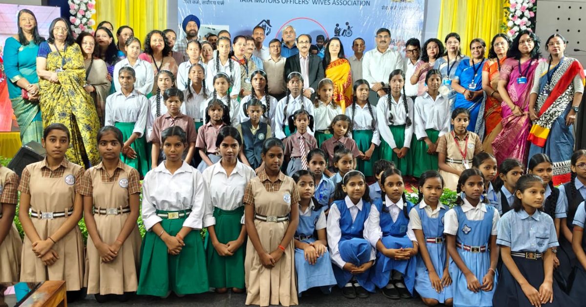 Tata Motors of Fames Association Mansi gave scholarships to 101 poor meritorious stars