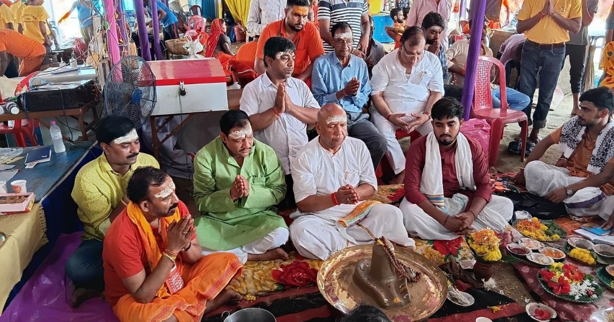 Saryu Rai performed Rudrabhishek in Tarapur, Tarapur MLA honored him