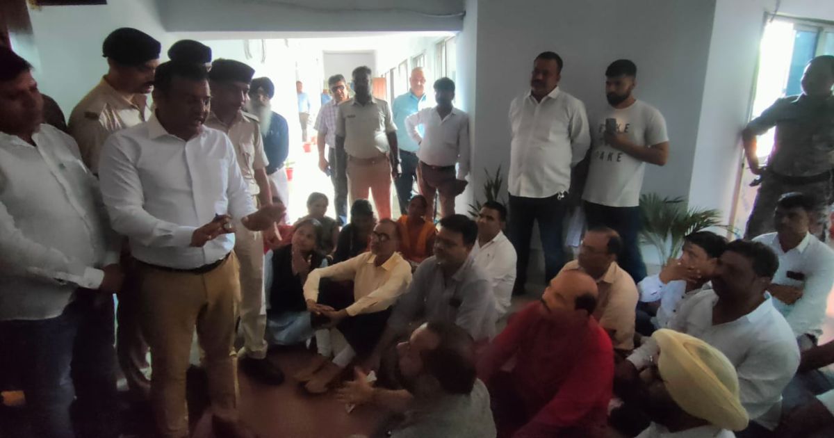 जेएनएसी के द्वारा ज्वलंत समस्या पर संवेदनहीन रवैए के कारण आक्रोशित कांग्रेसी