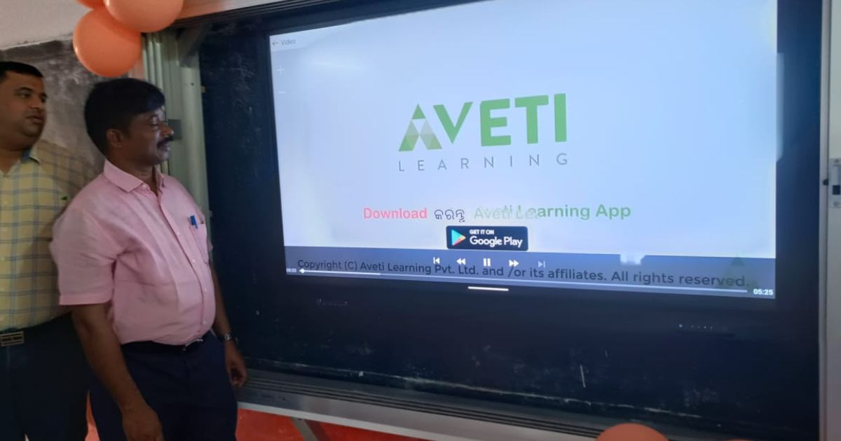 केंदुझर जिला के उपजिलापाल द्वारा सरस्वती शिशु विद्या मंदिर स्कुल बोलानी में स्मार्ट बोर्ड