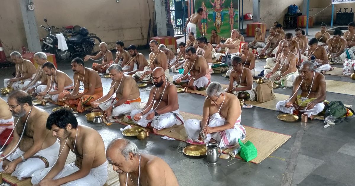 धर्म संस्था मंदिर में यजुर्वेद ब्राह्मण पुरुषों ने अपने जनेऊ बदले