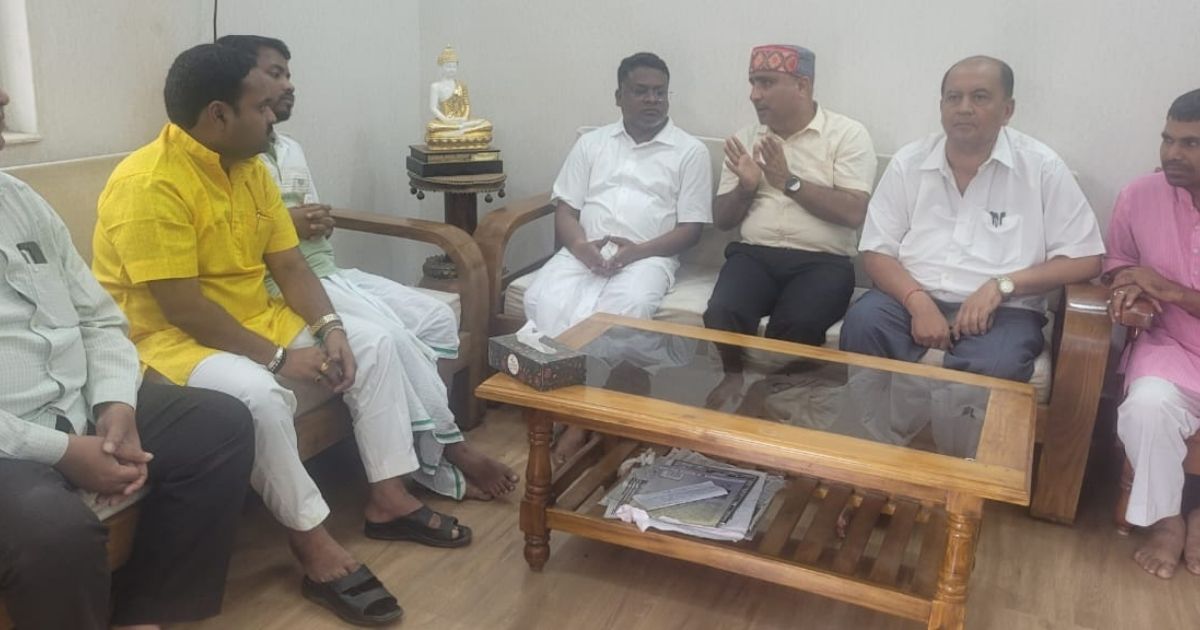 Officers of Jharkhand Non Government School Association paid tribute to late Education Minister Ramdas Soren by visiting his residence