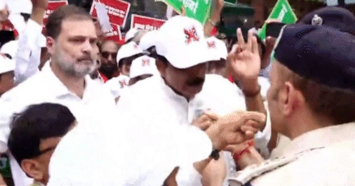 Opposition march against voter verification: When police stopped him, Akhilesh broke the barricade