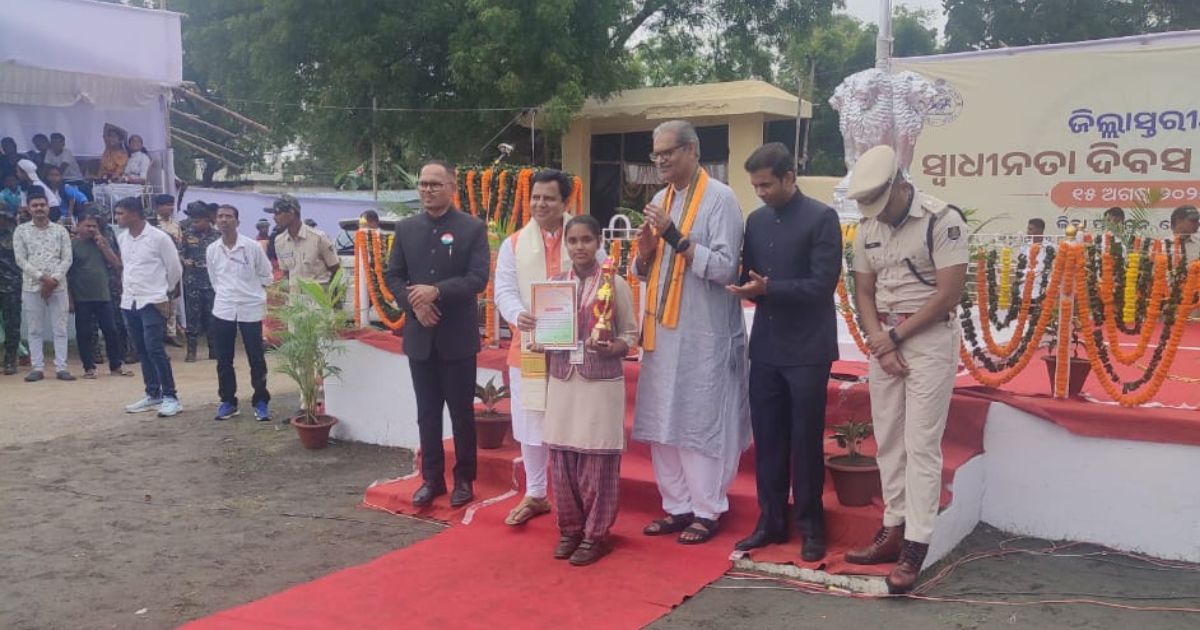 ओडिशा के उपमुख्यमंत्री के हाथों सम्मानित हुई बोलानी की मेधावी छात्रा अंजशा फिरदोस