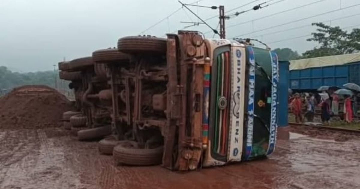 बोलानी रेलवे साइडिंग में मटेरियल अनलोडिंग करते समय एक हाइवा पलटी