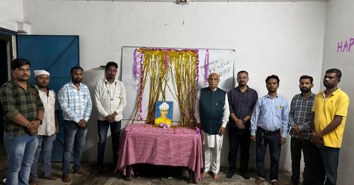 Tribute paid to Dr. Radhakrishnan on Teacher's Day at Narayan ITI Chandil